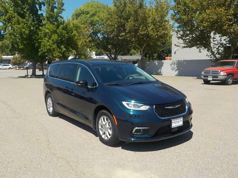 Used 2024 Chrysler Pacifica Touring-L FWD image 3