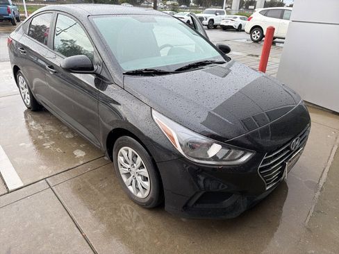 Used 2022 Hyundai Accent SE image 1