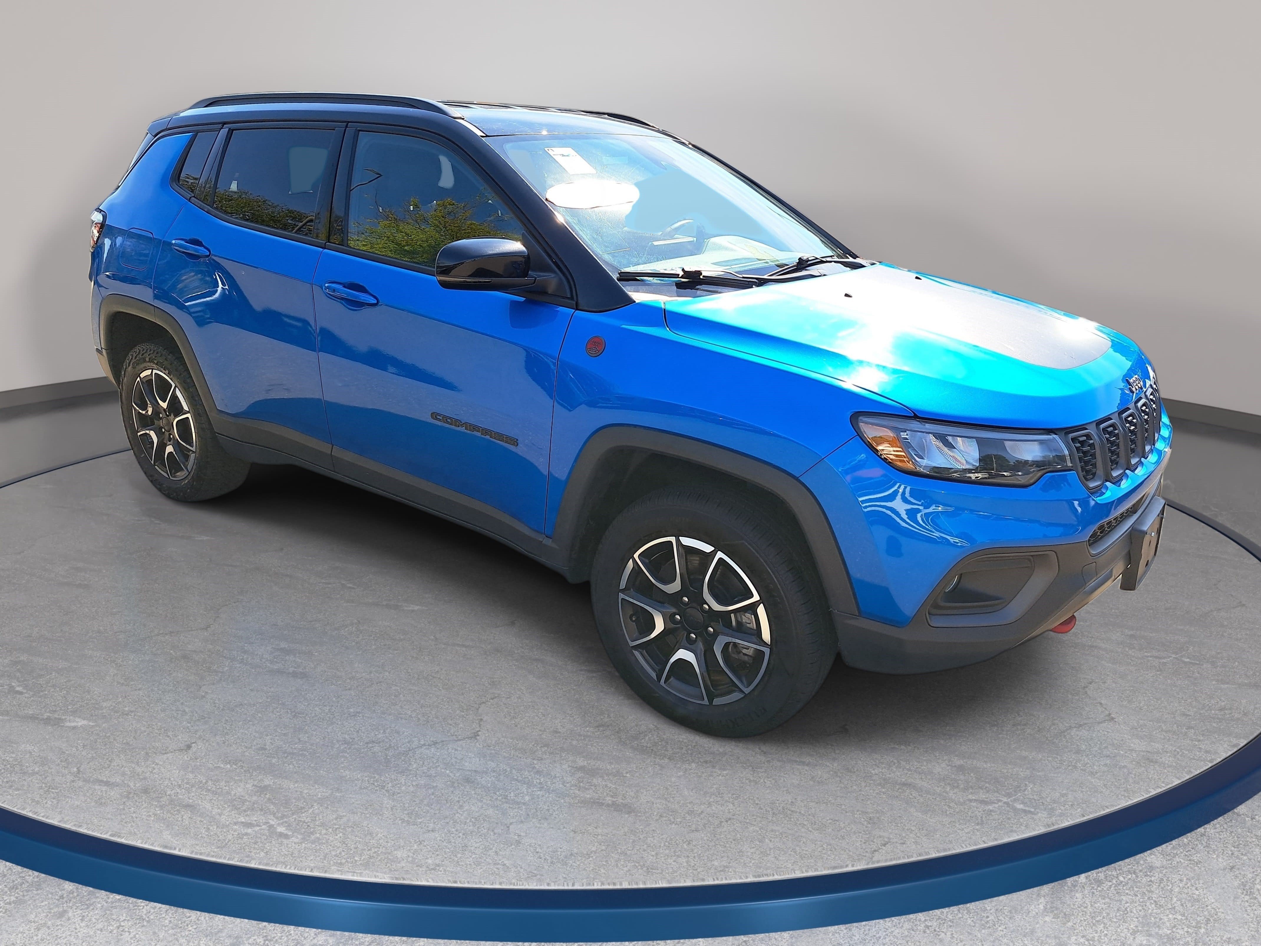 Used 2024 Jeep Compass Trailhawk AWD/4WD image 3