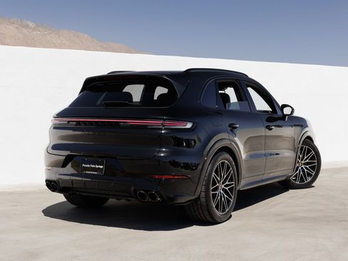 Certified 2026 Porsche Cayenne GTS AWD/4WD image 7