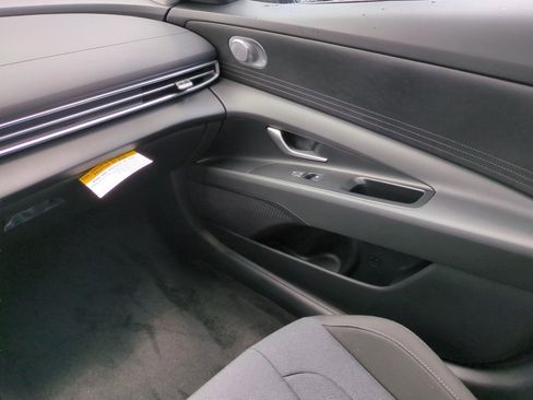 New 2025 Hyundai Elantra SE image 16
