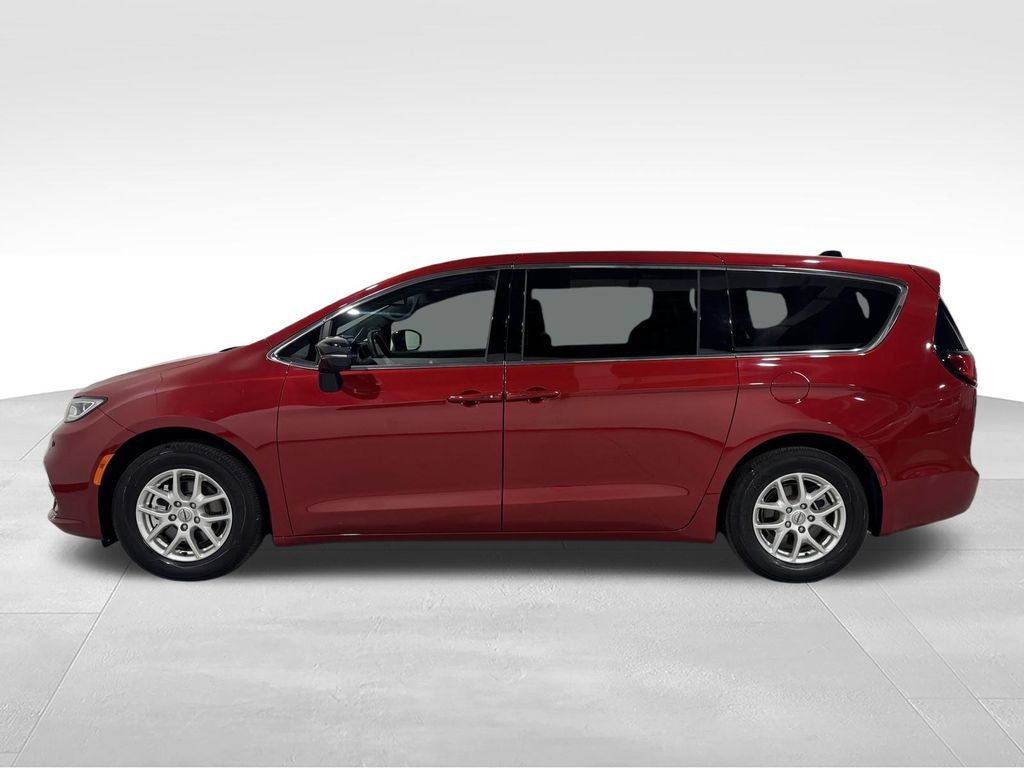 Used 2025 Chrysler Pacifica Select FWD image 13