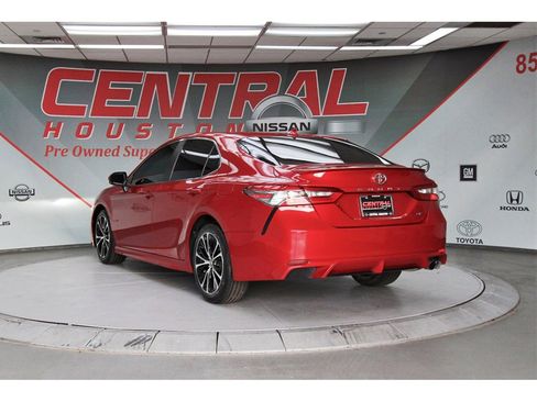 Used 2019 Toyota Camry SE image 4