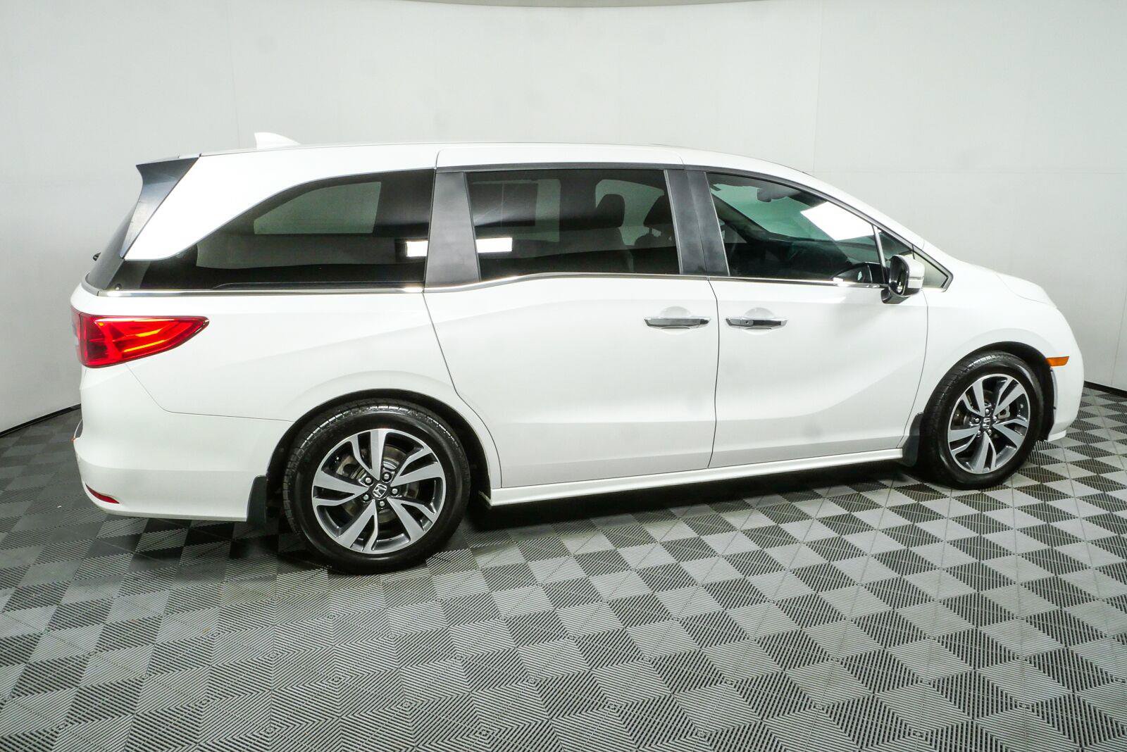 Used 2024 Honda Odyssey Touring image 2