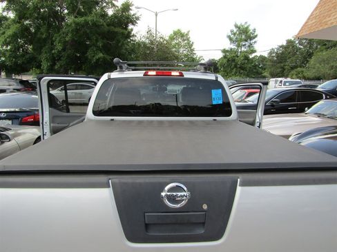 Used 2012 Nissan Frontier SL w/ Moonroof Pkg image 9