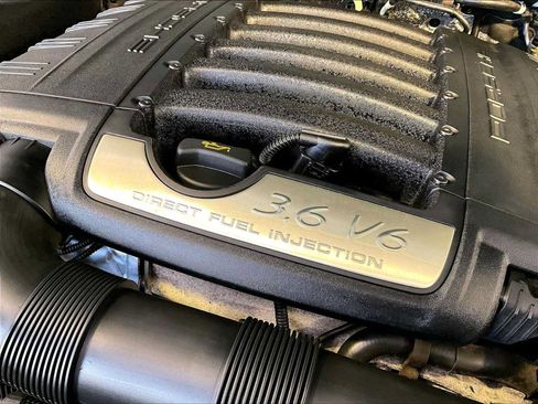 Used 2017 Porsche Cayenne Platinum Edition AWD/4WD image 33