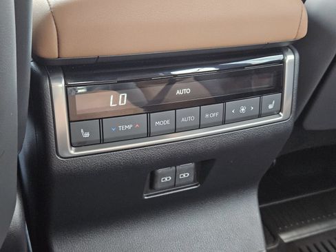Used 2026 Lexus GX 550 w/ Accessory Package (2T) AWD/4WD image 19