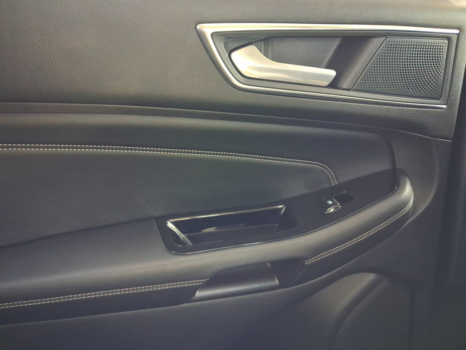 Used 2019 Ford Edge Titanium FWD image 19