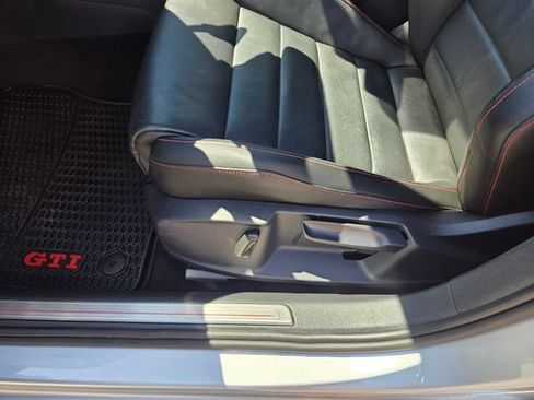 Used 2017 Volkswagen GTI SE FWD image 15