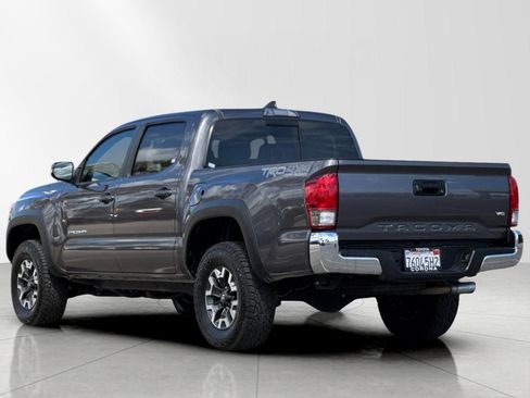 Used 2017 Toyota Tacoma TRD Off-Road image 6