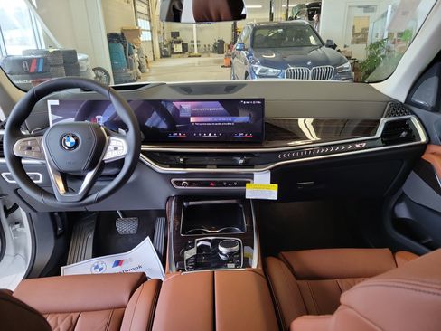 New 2026 BMW X7 xDrive40i AWD/4WD image 3