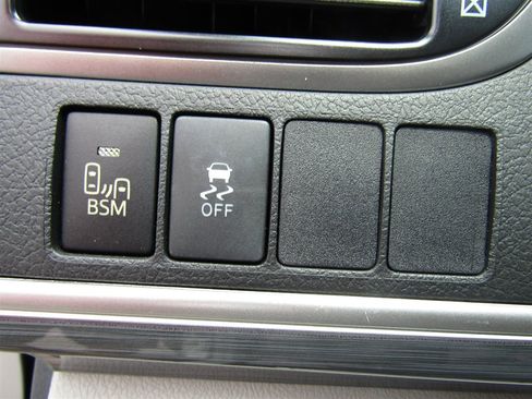 Used 2012 Toyota Camry XLE w/ Leather Pkg FWD image 30