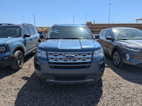 Used 2018 Ford Explorer XLT FWD image 3