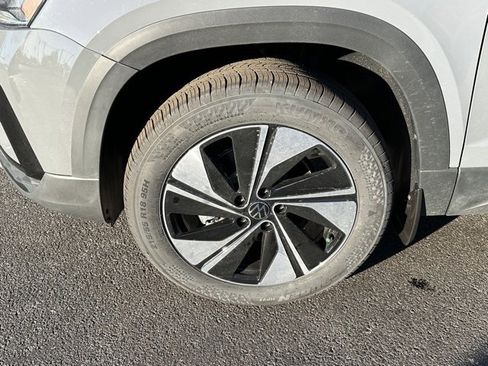 New 2024 Volkswagen Taos SE image 9