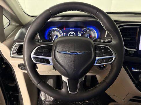 Used 2023 Chrysler Pacifica Touring-L FWD image 18