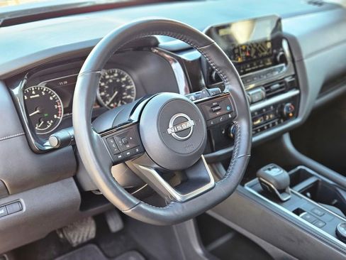 Used 2024 Nissan Pathfinder SL image 16