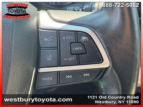 Used 2022 Toyota Highlander XLE AWD/4WD image 25