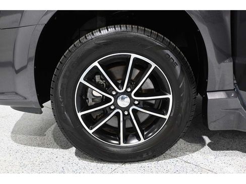 Used 2019 Dodge Grand Caravan SXT w/ Blacktop Package FWD image 12