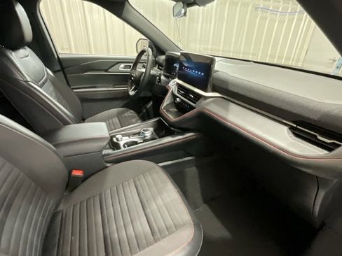 Used 2025 Ford Explorer ST-Line w/ ST-Line Street Pack image 16