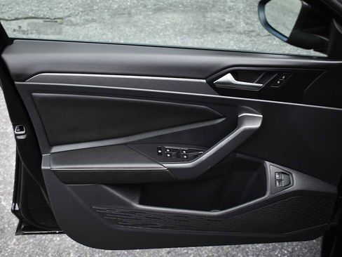 Used 2024 Volkswagen Jetta SE image 23