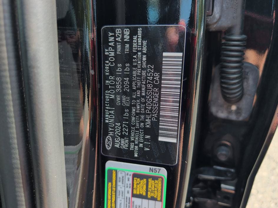 Used 2025 Hyundai Elantra Limited FWD image 32