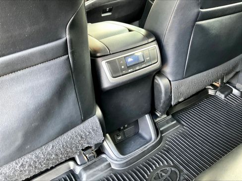 Used 2017 Toyota Highlander XLE AWD/4WD image 10