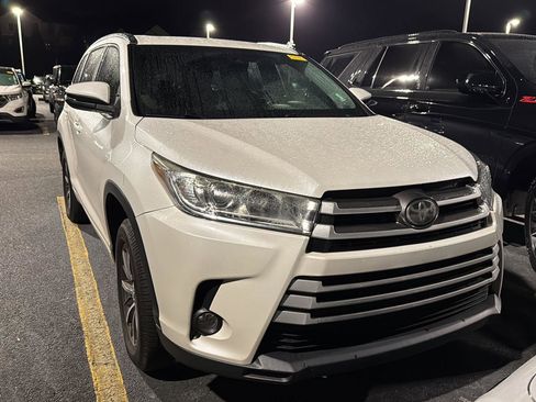 Used 2017 Toyota Highlander XLE image 3