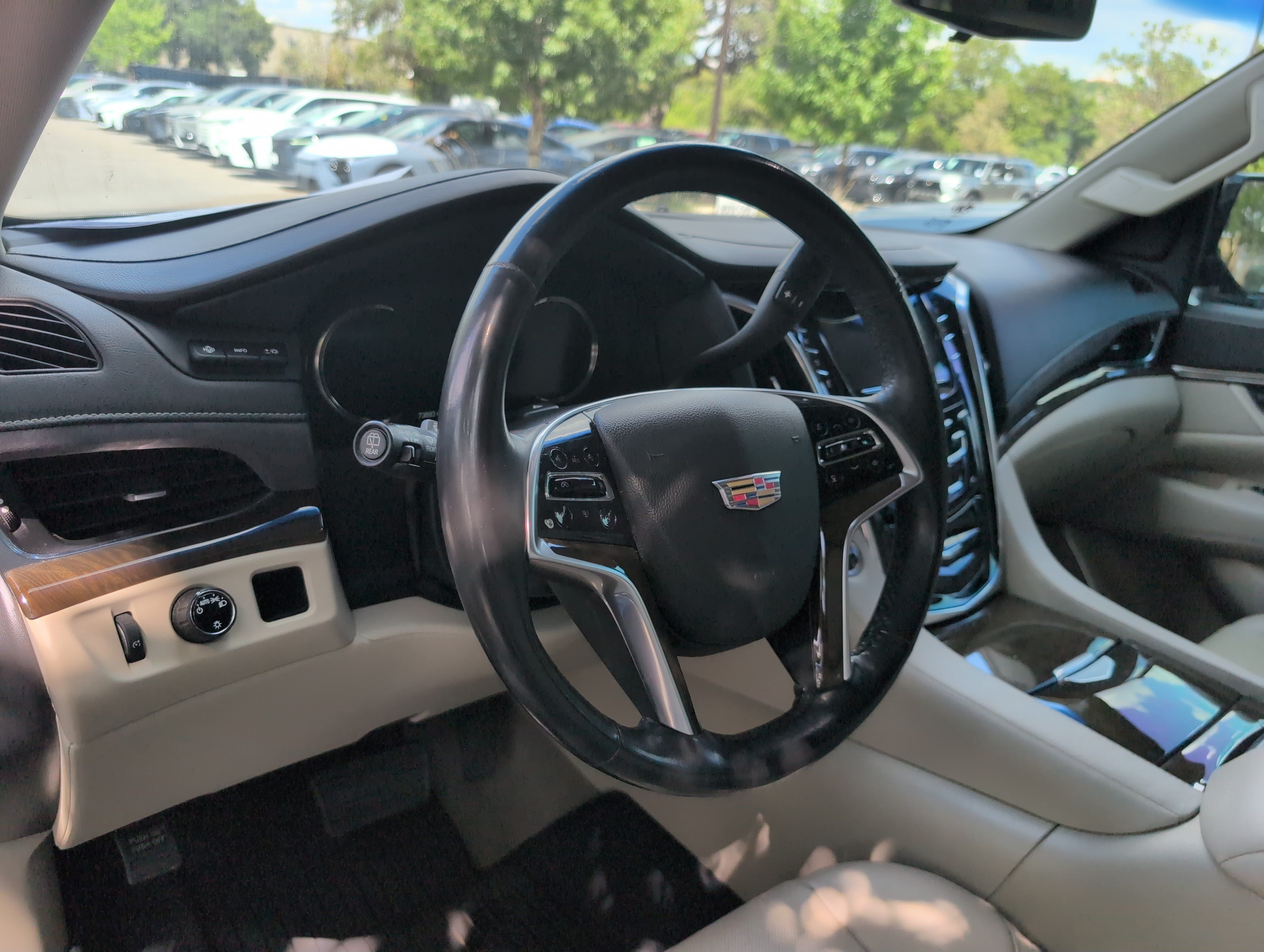 Used 2019 Cadillac Escalade Luxury RWD image 6