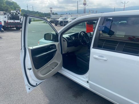 Used 2018 Dodge Grand Caravan SE w/ UConnect Hands-Free Group FWD image 7