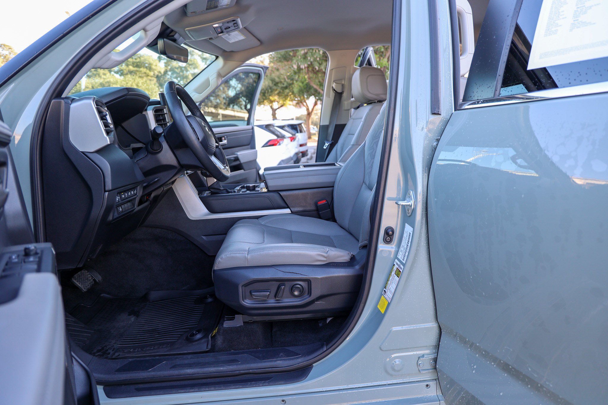 Used 2024 Toyota Tundra Limited AWD/4WD image 31