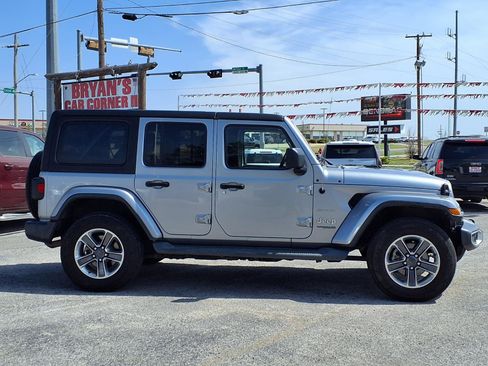 Used 2020 Jeep Wrangler Unlimited Sahara AWD/4WD image 2