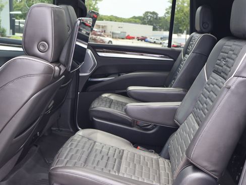 Used 2025 Cadillac Escalade ESV Sport Platinum AWD/4WD image 18