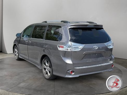 Used 2017 Toyota Sienna SE Premium FWD image 5