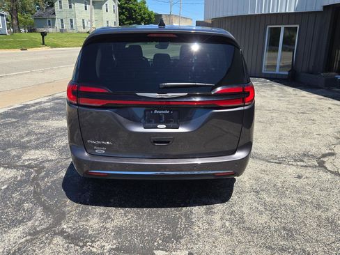 Used 2023 Chrysler Pacifica Touring-L FWD image 7