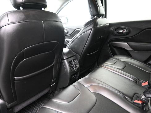 Used 2019 Jeep Cherokee Latitude Plus w/ Cold Weather Group AWD/4WD image 20