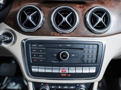 Used 2019 Mercedes-Benz GLA 250 4MATIC image 16