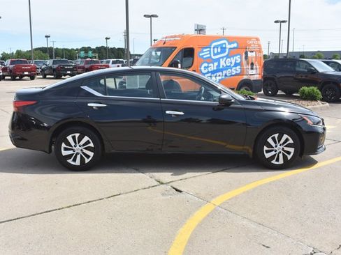Used 2025 Nissan Altima 2.5 S FWD image 4