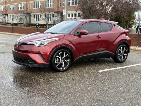 Used 2019 Toyota C-HR XLE image 2