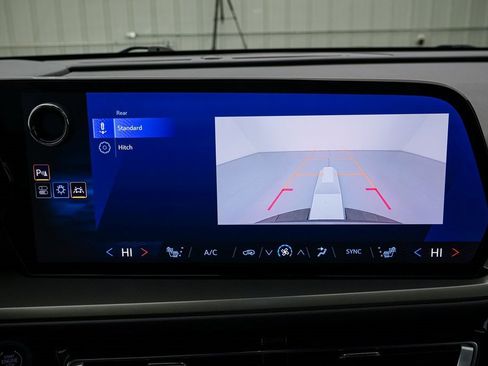 Used 2025 Chevrolet Traverse LT image 16