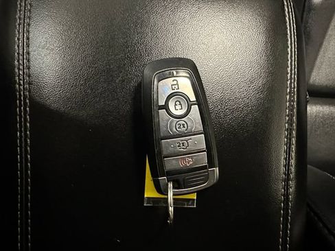 Used 2021 Ford Explorer XLT w/ Equipment Group 202A AWD/4WD image 17