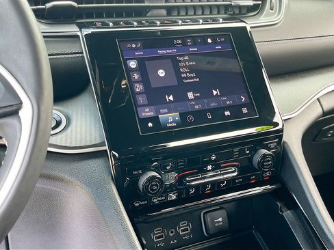 Used 2023 Jeep Grand Cherokee L Laredo image 14