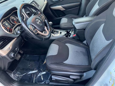 Used 2017 Jeep Cherokee Sport image 18