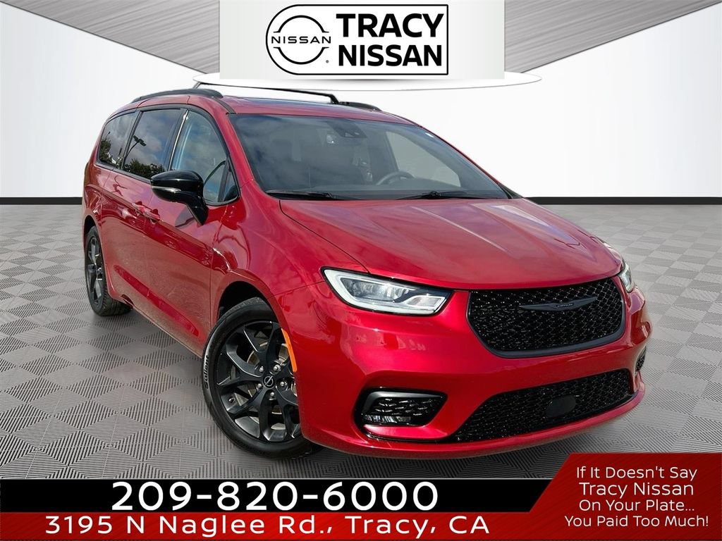 Used 2025 Chrysler Pacifica Limited FWD image 1