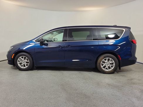 Used 2024 Chrysler Pacifica Touring-L FWD image 4