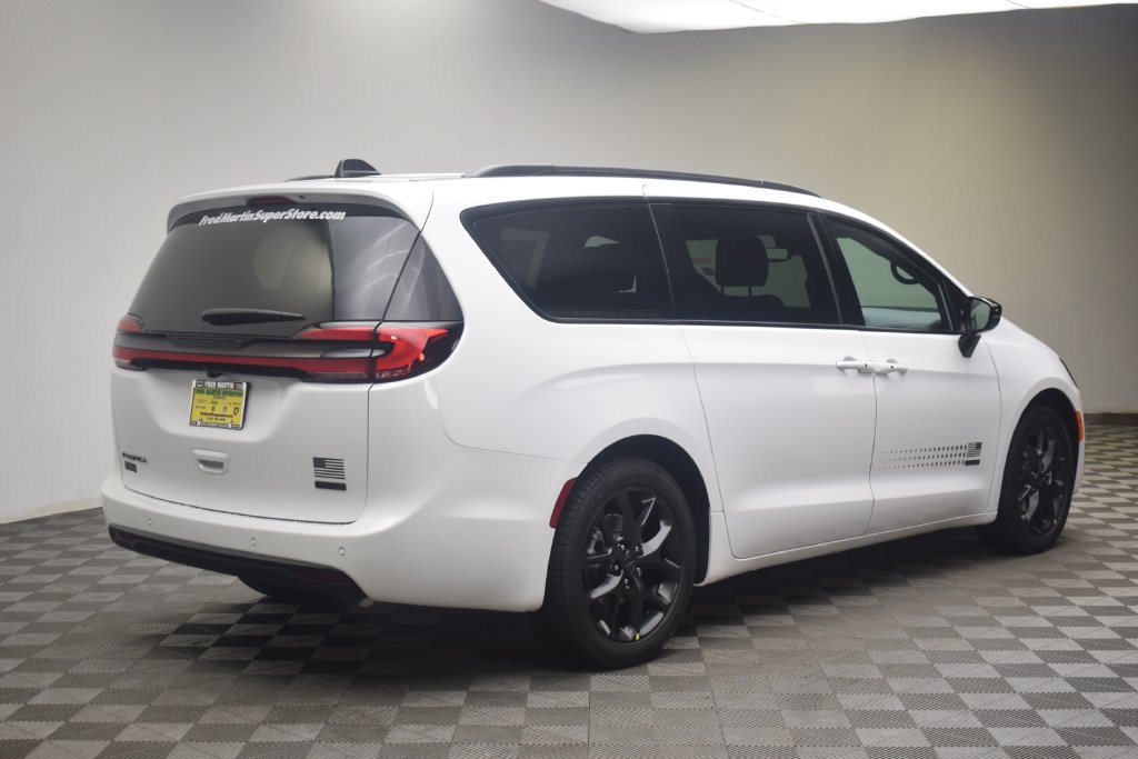 New 2027 Chrysler Pacifica Select FWD image 5