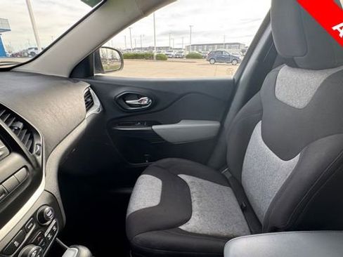 Used 2014 Jeep Cherokee Latitude w/ Comfort/Convenience Group image 28