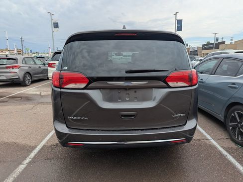 Used 2018 Chrysler Pacifica Limited w/ Tire & Wheel Group FWD image 5