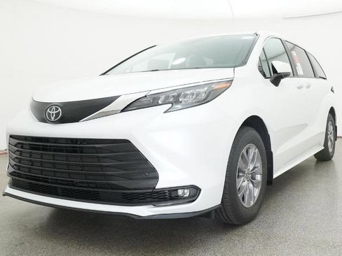 New 2026 Toyota Sienna XLE FWD image 47