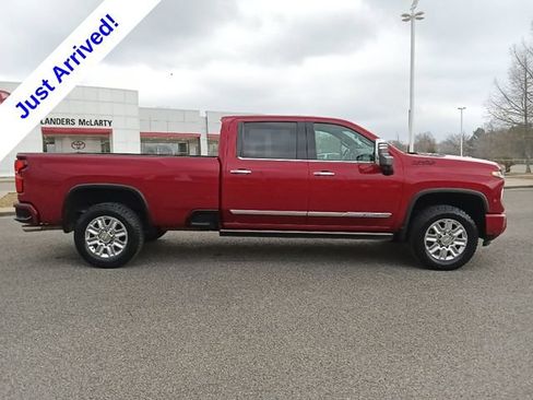 Used 2024 Chevrolet Silverado 2500 High Country w/ High Country Premium Package AWD/4WD image 2