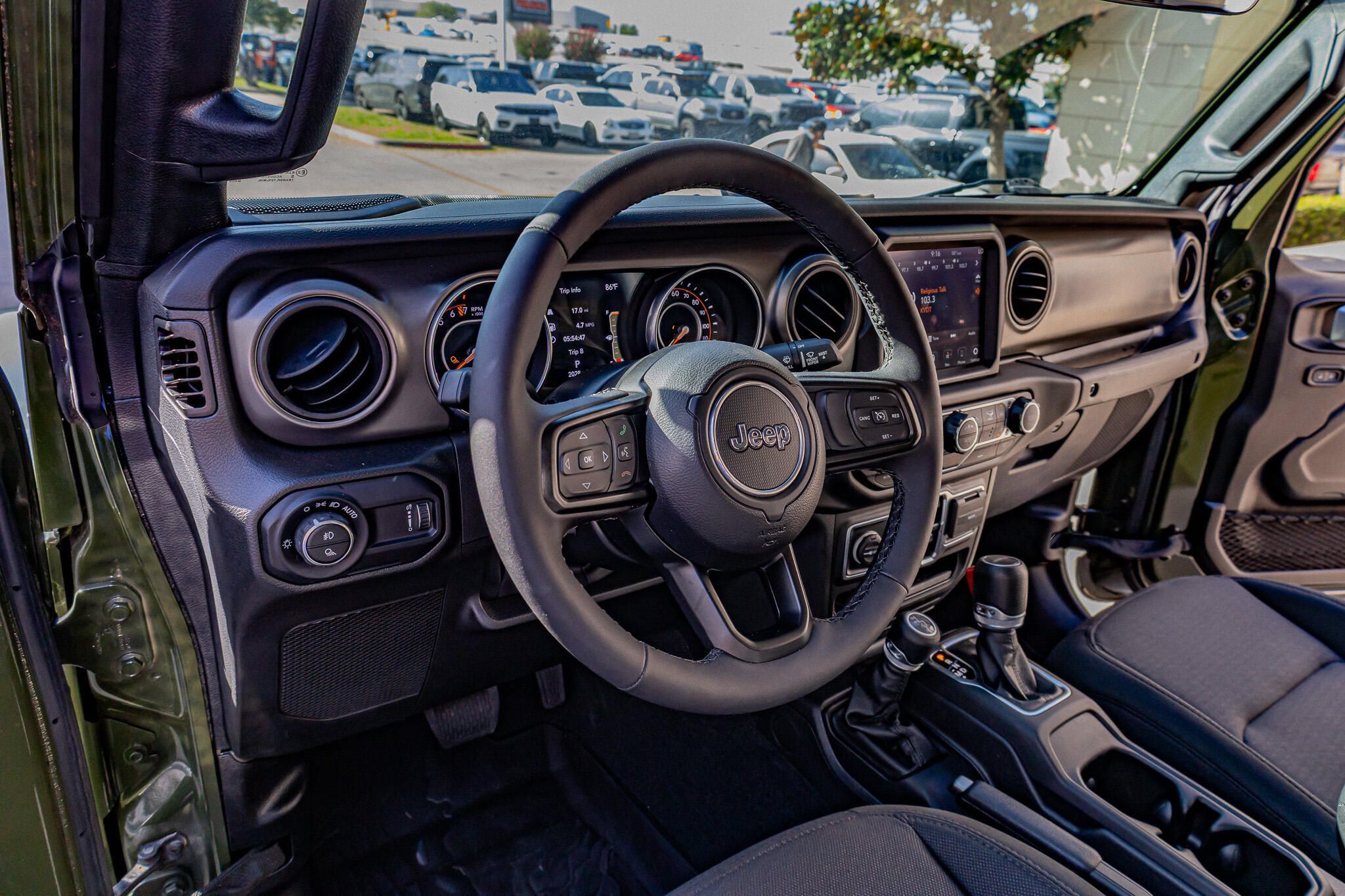 Used 2023 Jeep Gladiator Sport AWD/4WD image 17